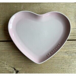 Le Creuset Stoneware Seoul 23 cm 9 in Sphere Heart Plate Shell Pink NEW